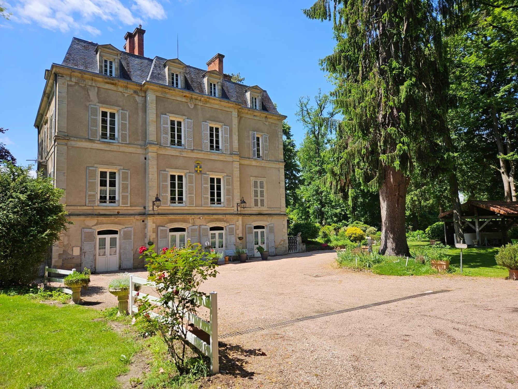 Château de MontSablé Lezoux Extérieur photo